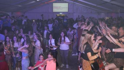Bild: kro
Party pur im Festzelt der Feuerwehr Schönkirch.