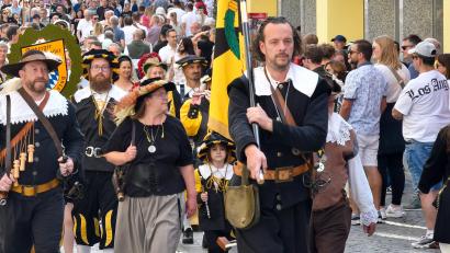 Bild: Petra Hartl
Der Festzug zog sich durch die Fußgängerzone – allen voran die Stadtwache und die Stadtpfeifer.