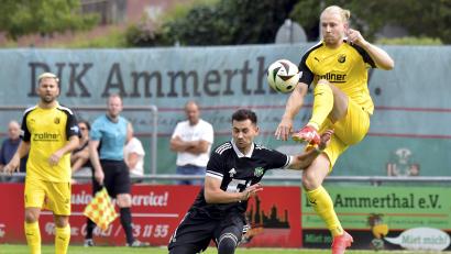 Bild: Hubert Ziegler
Die DJK Ammerthal verlor das Testspiel gegen Regionalligist DJK Vilzing mit 5:0. Hier ist der Vilzinger Jakob Zitzelsberger (rechts) vor Christian Heinloth am Ball.