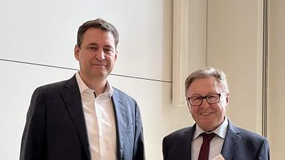 Bild: Justizministerium München
Im Justizpalast in München verlieh Bayerns Justizminister Georg Eisenreich Justizverwaltungsamtsrat a.D. Bernhard Luber, den „Erfinder des Justizverwaltungsportals“, die Medaille für besondere Verdienste um die bayerische Justiz.