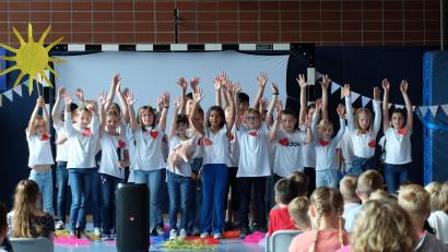 Bild: wlr
Ein Geburtstagslied für ihre Schule hatten die Kinder der dritten Klasse einstudiert.