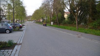 Bild: ak
In der Hauptstraße sollen künftig die Schulbusse auf der Schulseite (links) halten.