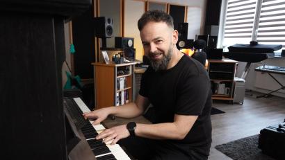 Bild: kaz
Bernd Schönfelder ist Toningenieur, Musiker und Fotograf. Im Duo oder Trio wird er oft für Hochzeiten gebucht.