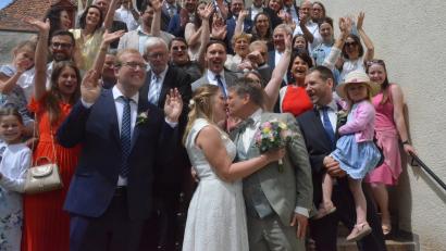 Bild: Kunz
Ein Bussi und viel Freude für das Hochzeitspaar Loreen und Benjamin Zeitler vor dem Alten Rathaus.