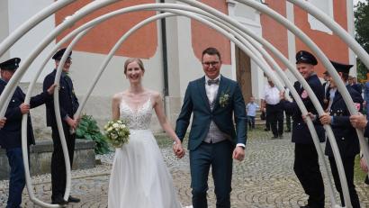 Bild: jeb
Lisa und Alexander Löw schreiten strahlend durch das Spalier der Freiwilligen Feuerwehr Neualbenreuth.