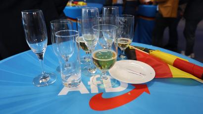 Symbolbild: Jörg Carstensen/dpa
AfD-Wahlparty nach der Europawahl. Wissenschaftler erklären, warum die Partei derzeit so erfolgreich in Bayern ist.