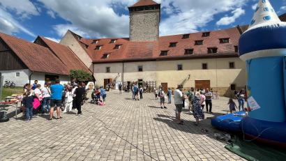 Bild: Stefanie Gradl
Den ganzen Nachmittag waren die Spielstationen im Burghof umlagert und die Kinder konnten beim Ausprobieren der Musikinstrumente ihre musikalischen Fähigkeiten testen.