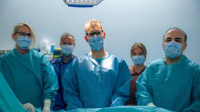 Bild: Manuel Holler/exb
In Burglengenfeld wurde der Vorhofohr-Verschluss zum ersten Mal durchgeführt: Claudia Hauser, Anne Pexa, Dr. Nobert Heinicke, Nina Beer, Dr. Karim Kabir (von links).