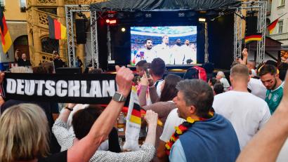 Bild: Petra Hartl
Die Fußball-EM macht's möglich: Public-Viewing am Marktplatz beim Altstadtfest in Amberg.