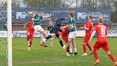 Archivbild: Gebert
Der SV Mitterteich hofft auch in der kommenden Landesliga-Saison auf die Treffsicherheit seines Torjägers Marco Kießling (Zweiter von links, Szene aus der Partie der vergangenen Spielzeit gegen den SV Buckenhofen/2:0).