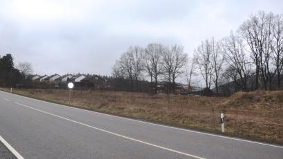 Bild: fz
Direkt neben der Bundesstraße hinter einer fünf Meter hohen Schallschutzwand soll das Baugebiet "Weidener Straße" entstehen. Es braucht Fantasie, sich auf dem relativ kleinen Areal 14 Wohneinheiten in zehn Häusern vorzustellen.