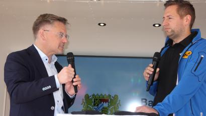 Bild: kro
Landtagsvizepräsident Tobias Reiß (links) war im "LandTruck" ein begehrter Interviewpartner.