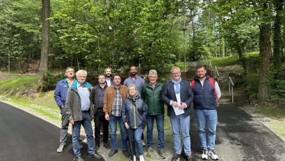 Bild: Lara Schmaus/Stadt Schwandorf/exb
Oberbürgermeister Andreas Feller (Zweiter von rechts) und Dritte Bürgermeisterin Marion Juniec-Möller (vorne, Mitte) besichtigen zusammen mit Stadträten, verantwortlichen Bauunternehmern sowie Mitarbeitern des Bauhofes und des Amtes "Planen und Bauen" der Stadt Schwandorf den neuen barrierefreien Weg am Weinberg.