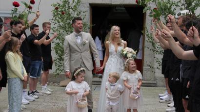 Bild: kro
Freudestrahlend verlassen Denise und Florian Neumann die Pfarrkirche. Vorne die Brautkinder Antonia, Toni und Anni (von links).