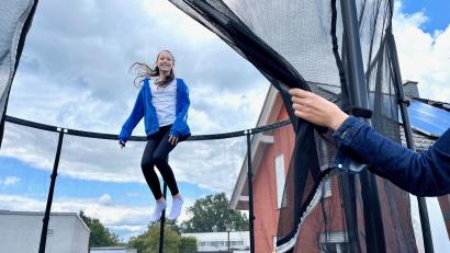 Bild: Gabi Schönberger
Tessa aus Weiden liebt das Trampolinspringen im Garten. Um das Verletzungsrisiko zu minimieren, ist vor allem bei Kindern einiges zu beachten, darunter die Verwendung eines Sicherheitsnetzes.