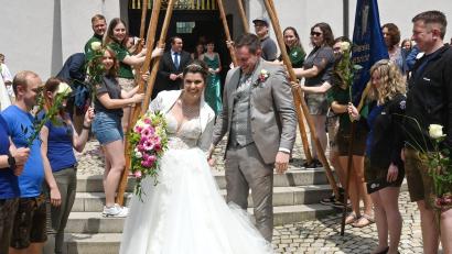 Bild: gf
Durch ein Kirwa-Schwalben-Spalier der Kirwa-Leut aus Ammersricht und Ursensollen verließen Tamara und Andreas Lotter nach ihrer kirchlichen Trauung die Kirche St. Ursula, fuhren mit der Kutsche zum Schweighof und später dann nach Erlheim, wo ausgiebig gefeiert wurde.