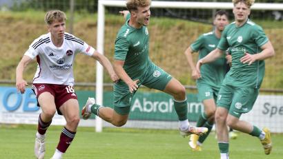 Bild: Hubert Ziegler
Dominik Späth (Zweiter von links) von der DJK Gebenbach wird in dieser Szene von Ben Fischer (ganz links) vom 1. FC Nürnberg unsanft von den Beinen geholt- dafür gab es von Schiedsrichter Jonas Kohn die gelbe Karte.