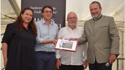 Bild: bnr
Bürgermeister Frank Zeitler gratuliert der Unternehmerfamilie Grundt zum 40-jährigen Firmenjubiläum. Im Bild von links: Barbara Altnöder, Thilo Grundt, Karl-Heinz Grundt und Bürgermeister Frank Zeitler.