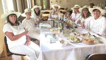 Bild: wro
Beim Dinner in Weiß feierten auch sieben Damen mit Strohhüten ein Sommerfest im Pfarrheim in Waldershof.