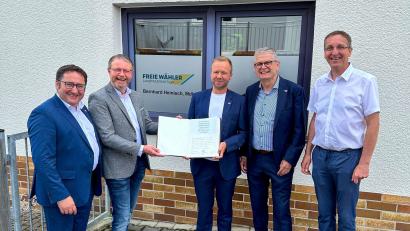 Bild: Danny Naber/exb
Bernhard Heinisch (Mitte) nahm zur Eröffnung seines Abgeordnetenbüros Glückwünsche von MdL Tobias Gotthardt, Hans Martin Grötsch, MdL Martin Scharf und Bernd Mayr, dem Kreisvorsitzenden der FW Neumarkt, (von links) entgegen.