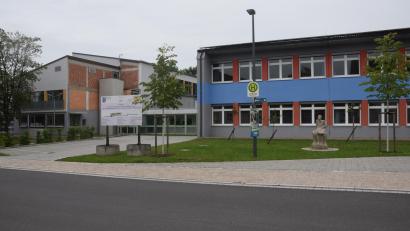 Bild: fz
Die Schulturnhalle (links) ist saniert. Nun kommt die Grundschule an die Reihe. Aufgrund gestiegener Kinderzahlen mit einem Anbau, der rückwärtig erfolgen wird.