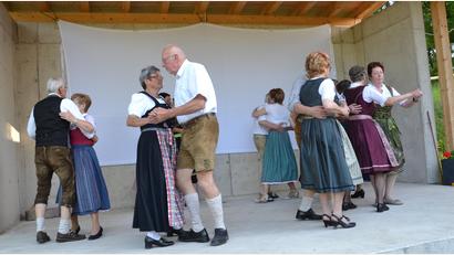 Bild: gi
Den Auftakt zum Moosbacher Musiksommer macht der OWV mit Volkstänzen im Generationenpark „Gruberbach“.