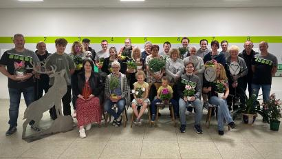 Bild: Melissa Wagner/exb
Die glücklichen Gewinner des Erbendorfer Muttertagsschießens mit den drei Erstplatzierten Jonas Heimerl (70 Punkte; stehend, Dritter von links), Tatjana Mathes (65 Punkte; stehend, Dritte von rechts) und Doris Wittmann (60 Punkte; sitzend, Zweite von links).