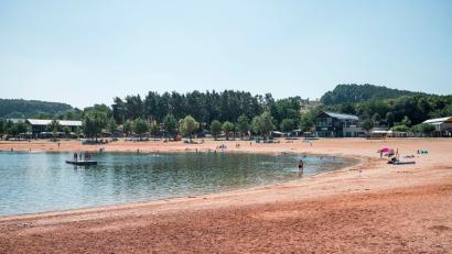 Archivbild: Daniel Vogl/dpa
Am Badestrand Ramsberg am Großen Brombachsee sind am Vormittag schon einige Badegäste anzutreffen.