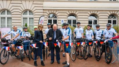 Bild: Servit/exb
Die Bürgermeister von Weiden und Issy-les-Moulineaux, Reinhold Wildenauer und André Santini (vorne, von rechts), geben bei einem kleinen Festakt in Issy eine Radtour frei, die zehn Tage von Frankreich nach Weiden führt.