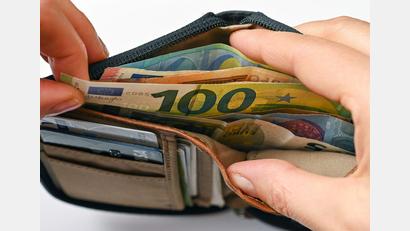 Symbolbild: Patrick Pleul/dpa
400 Euro, die in der Geldbörse steckten, sind weg.