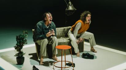 Bild:  Nicolas Clausen/exb
Nadine Gerspacher präsentiert im Stadttheater ein multimediales, von kraftvollem Tanz und akrobatischen Elementen geprägtes Tanztheater.