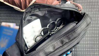 Bild: Bundespolizei Waidhaus/exb
Ein 23-Jähriger wollte einen Schlagring im Kulturbeutel einschmuggeln.