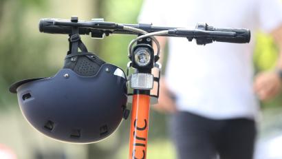 Bild: Roland Weihrauch
Polizeibeamte kontrollierte am Wochenende einen E-Scooter-Fahrer in Hirschau.