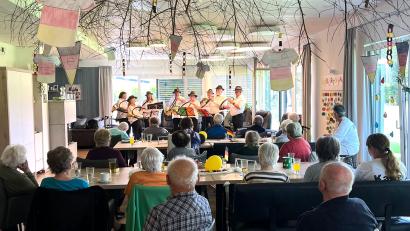 Bild: Melanie Reber
Die Jagdhornbläser Windischeschenbach spielen beim Wildtag in der Tagespflege "Unter`m Fahrenberg" in Waldthurn. Im Bild: Sara Scharnagl (Zweite von links), Sabrina Kick (Dritte von links) Otto Uhl (Vierter von links) und der Leiter Jagdhornbläsergruppe Windischeschenbach, Matthias König (rechts).