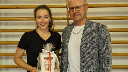 Bild: Turngemeinschaft Tirschenreuth/exb
Vorsitzender Wolfgang Rahm übergab ein kleines Geschenk als Anerkennung an Alina Hinrichsmeyer.