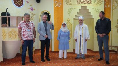 Bild: Hirsch
Zweiter Bürgermeister Andreas Wopperer (Zweiter von links) bedankt sich während einer Moschee-Führung bei den Verantwortlichen der türkisch-islamischen Gemeinde für das soziale und gesellschaftliche Engagement.