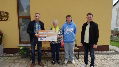 Bild: Manuel Fischer/exb
Die Fanhilfe-Vorsitzenden Dieter Keil (links) und Christian Birk (rechts) übergeben den Scheck über 3000 Euro.