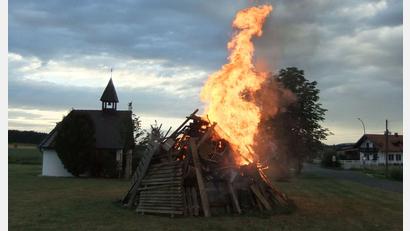 Bild: gm
In Diebis wird das Johannisfeuer neben der Ortskapelle abgebrannt.
