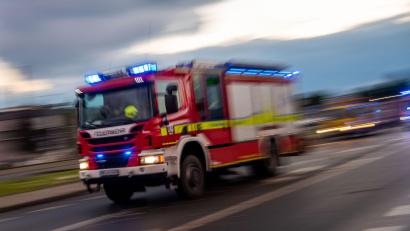 Symbolbild: Lino Mirgeler/dpa
Ein Löschfahrzeug der Feuerwehr fährt mit Blaulicht zu einem Einsatz.