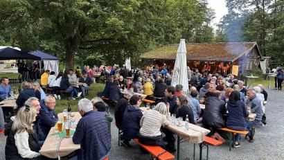 Bild: whü
Wer einen freien Platz unter der Linde bei der Tauritzmühle benötigte, der musste etwas suchen oder warten, bis jemand nach Hause ging.