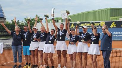 Bild: Karl Stegmann/exb
Jubel bei den Tennisspielerinnen des TC Rot-Blau Regensburg um Mira Stegmann (Vierte von rechts) über den Aufstieg in die 2. Bundesliga.