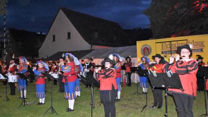 Bild: rgr
Nach monatelangen Proben erklang am Freitag Abend der Zapfenstreich des Projektspielmannszug Grafenwöhr-Pressath-Erbendorf im Stadtpark.