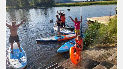 Bild: jua
Das Jubiläumsfest des Paddelclubs Nabburg wird begleitet von Wettbewerben auf der Naab – so zum Beispiel im Stand-up-Paddling. Dabei steht der Spaß im Vordergrund.