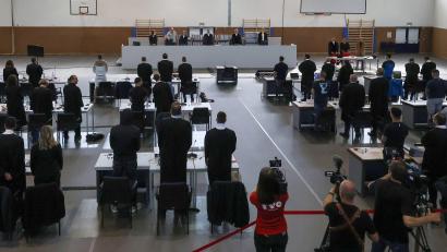 Bild: Daniel Löb/dpa
Der Vorsitzender Richter Markus Reznik (M) eröffnet die neue Verhandlung gegen 16 Geldautomatensprenger in Bamberg, als Beisitzer sind Richterin Ramona Eichelsdörfer (l) und Richter Dr. Ralph Zenger (r) dabei.