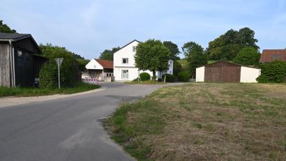 Bild: gf
Die Straße aus Krickelsdorf (im Bild hinten links) sie quert die alte Bundesstraße 299 in Richtung neue Bundesstraße 299. Hier sollen beidseitig die von CSU- und JA-Fraktion angeregten Hochboard-Haltestellen entstehen.