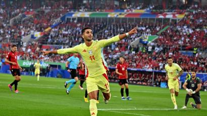 Bild: Marius Becker/dpa
Spaniens Ferrán Torres jubelt nach seinem Siegtreffer zum 1:0.