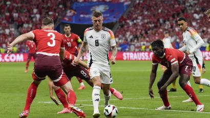 Bild: Frank Augstein/dpa
Toni Kroos (Nummer 8) hatte im Spielgegen die Schweizer einen schweren Stand: