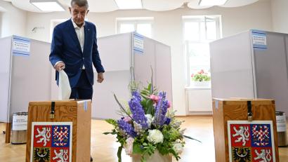 Bild: Øíhová Michaela/dpa
Andrej Babiš, Vorsitzender der oppositionelle ANO-Partei, gibt seine Stimme bei den Wahlen zum Europäischen Parlament ab.