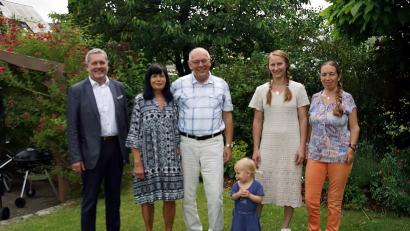 Bild: jma
Über die Glückwünsche von Bürgermeister Joachim Neuß (links) freuten sich Elisabeth und Wolfgang Ziebell (Zweite und Dritter von links). Mit im Bild: Schwiegertochter Gunilla, Tochter Tanja und Enkelin Merle.