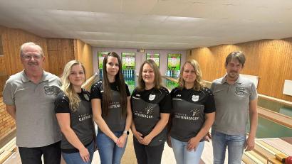Bild: gi
Das Aufstiegsteam mit Magdalena Bäumler, Bianca Guttenberger-Morell, Elisabeth Grötsch und Eva-Maria Pöllmann (von links) sowie Vorsitzende, Franz Feneis (links) und Stellverteter Adolf Hammerl (rechts). Nicht auf dem Bild Stefanie Kühn und Maria Bäumler.
